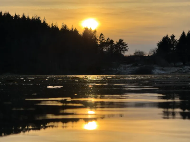 Solnedgang over vatnet